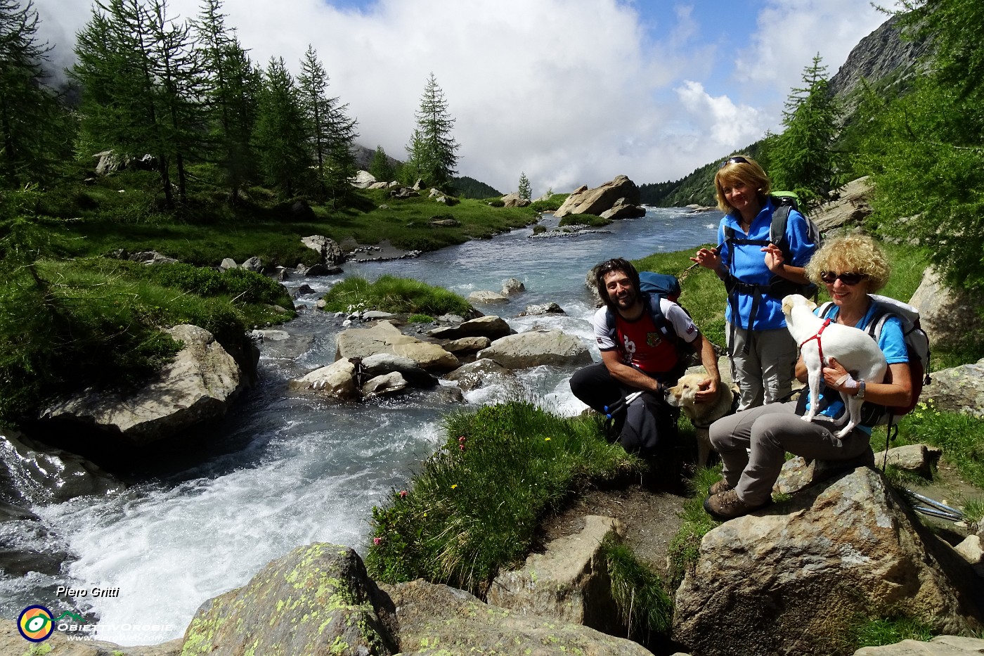 32 Torrente gonfio d'acqua discendente da nevai-ghiacciai.JPG